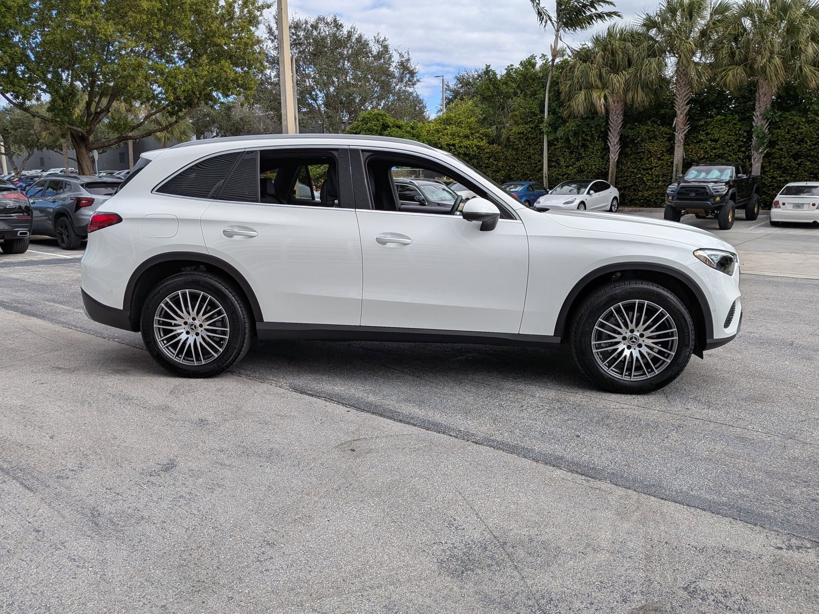 2025 Mercedes Benz GLC 300 photo 4