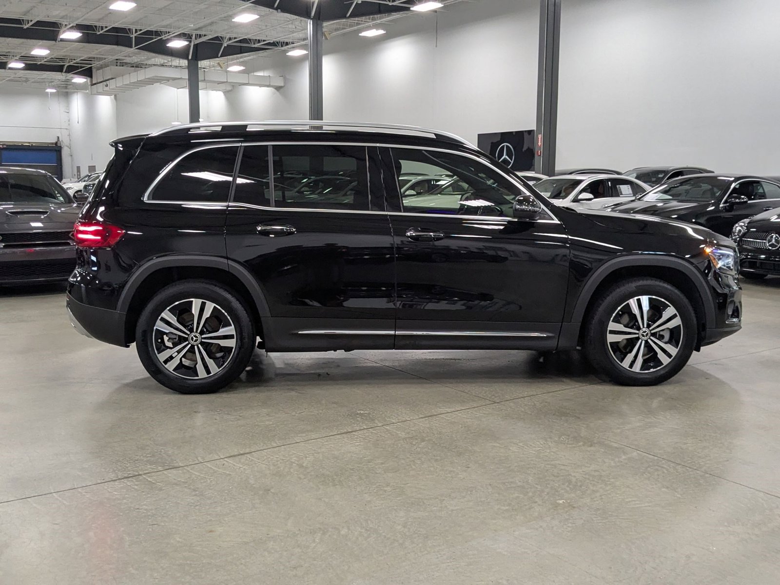 2025 Mercedes Benz GLB 250 photo 3