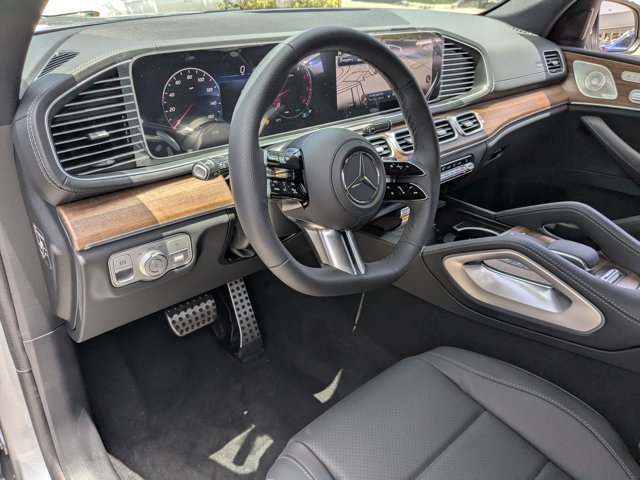 2025 Mercedes Benz GLS 450 4MATIC photo 3