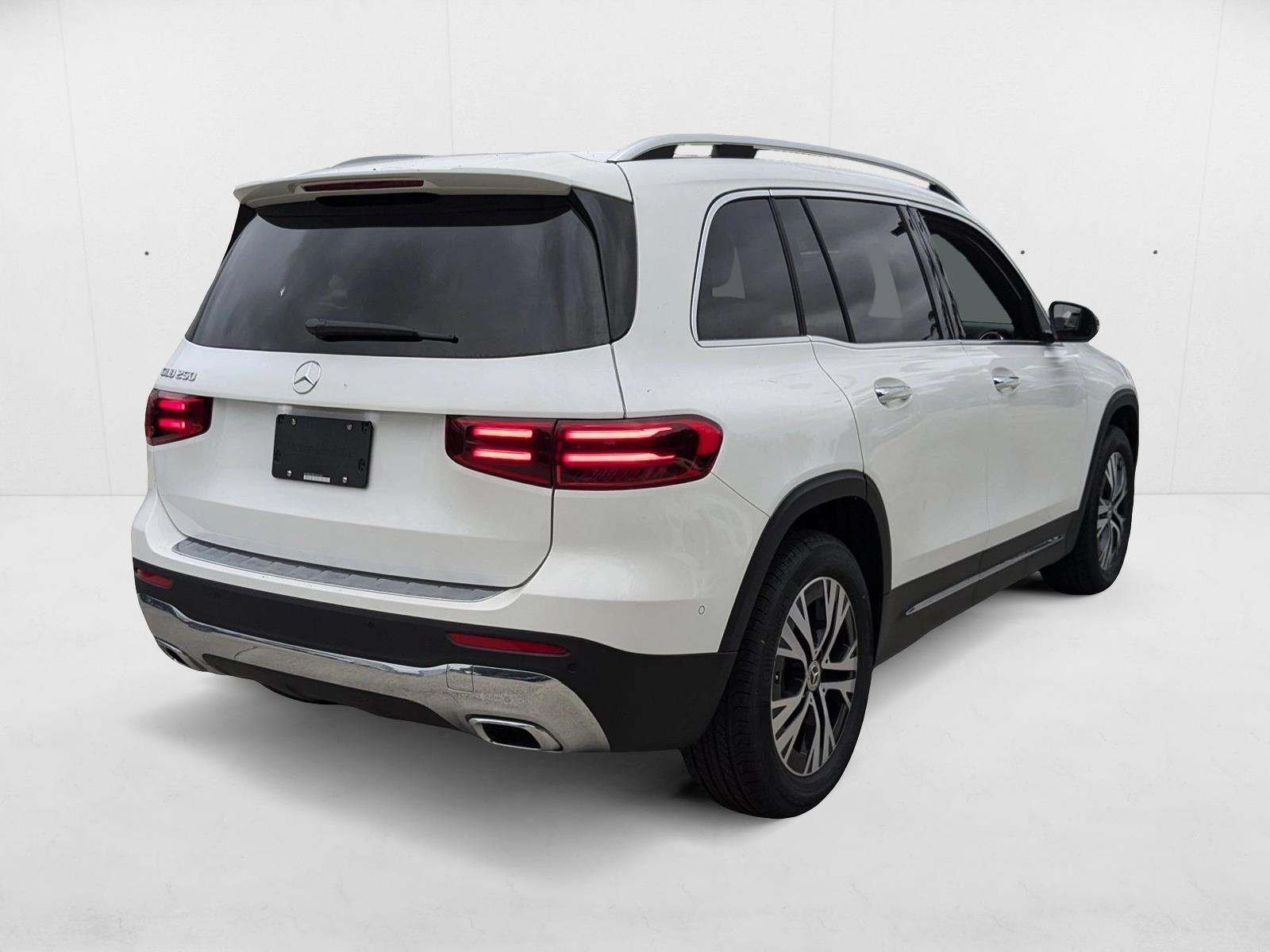 2025 Mercedes Benz GLB 250 photo 2