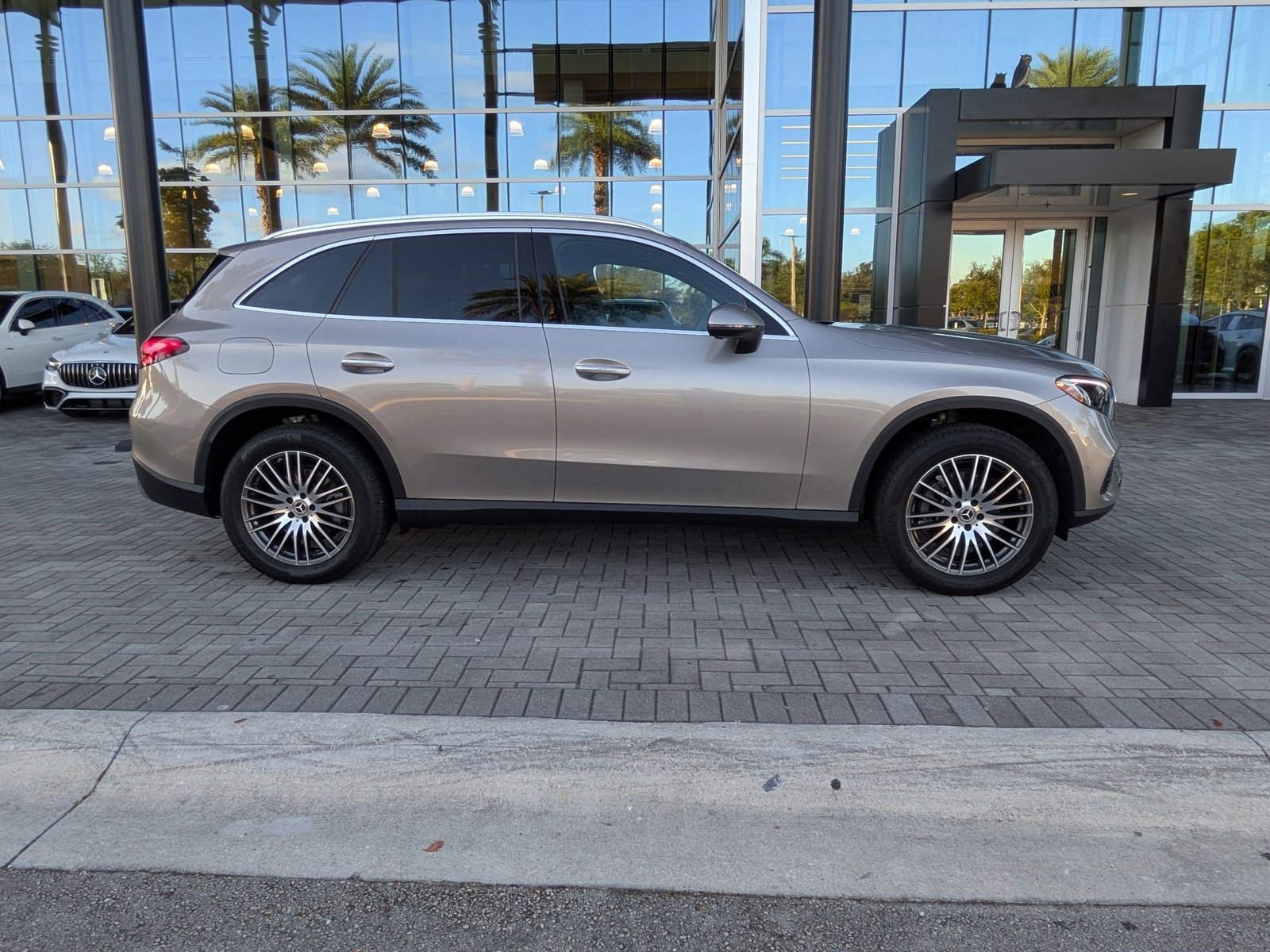 2024 Mercedes Benz GLC 300 photo 2