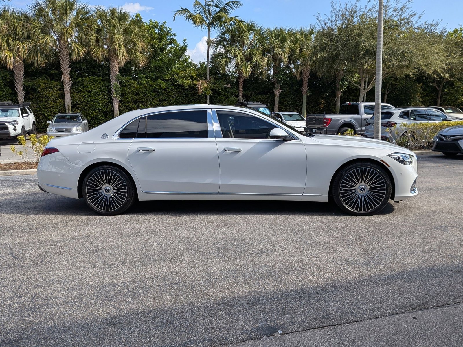 2025 Mercedes Benz S Maybach 450 580 4MATIC photo 4