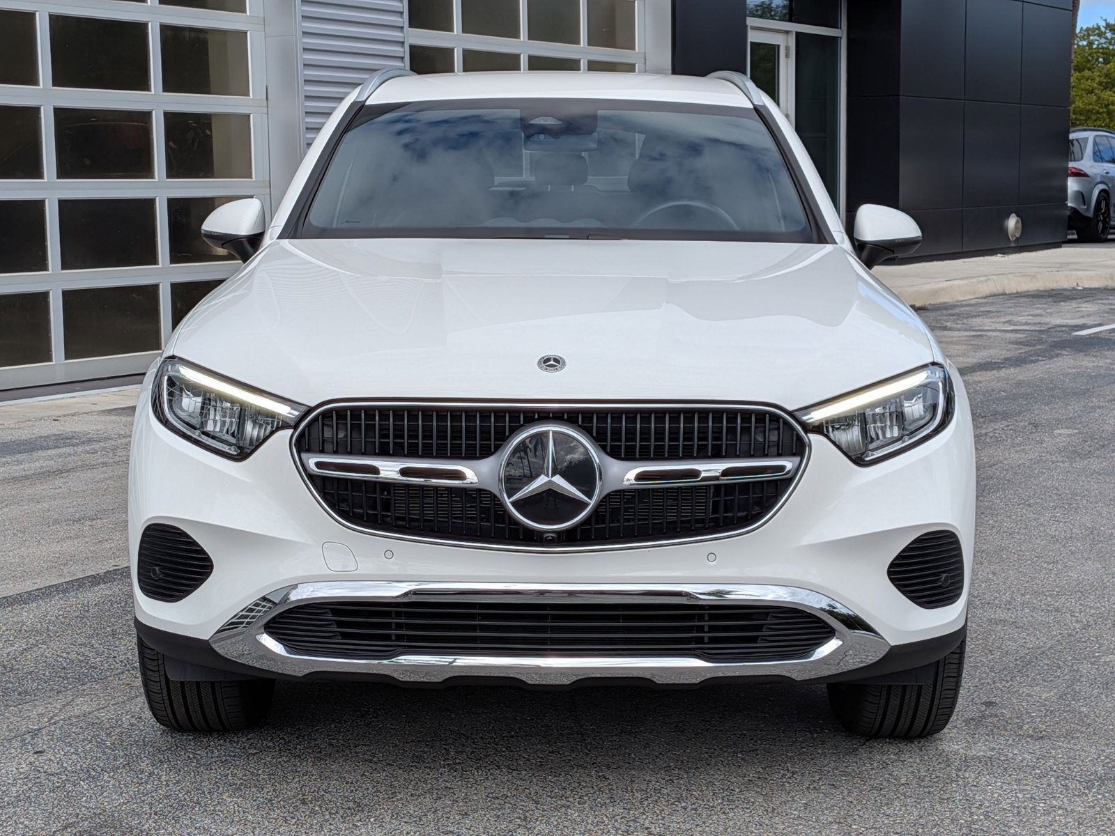 2025 Mercedes Benz GLC 300 photo 2