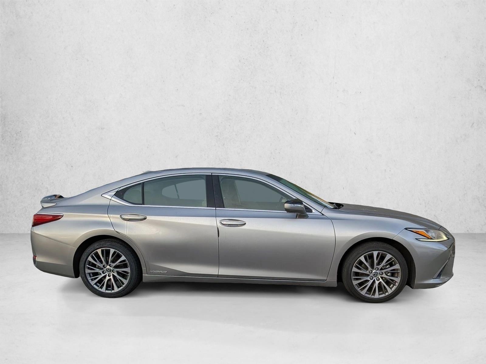 2019 Lexus ES 300h photo 4