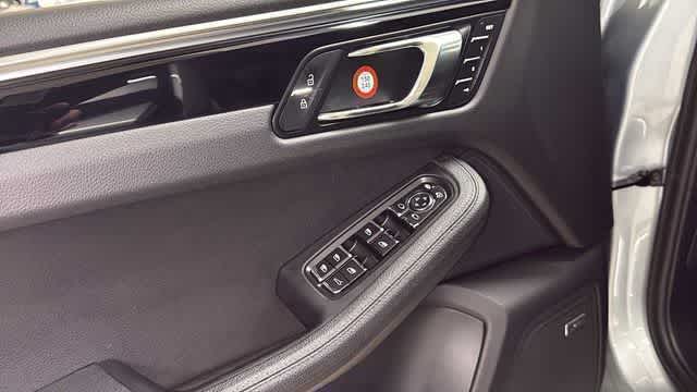 Thumbnail: 2021 Porsche Macan - 12