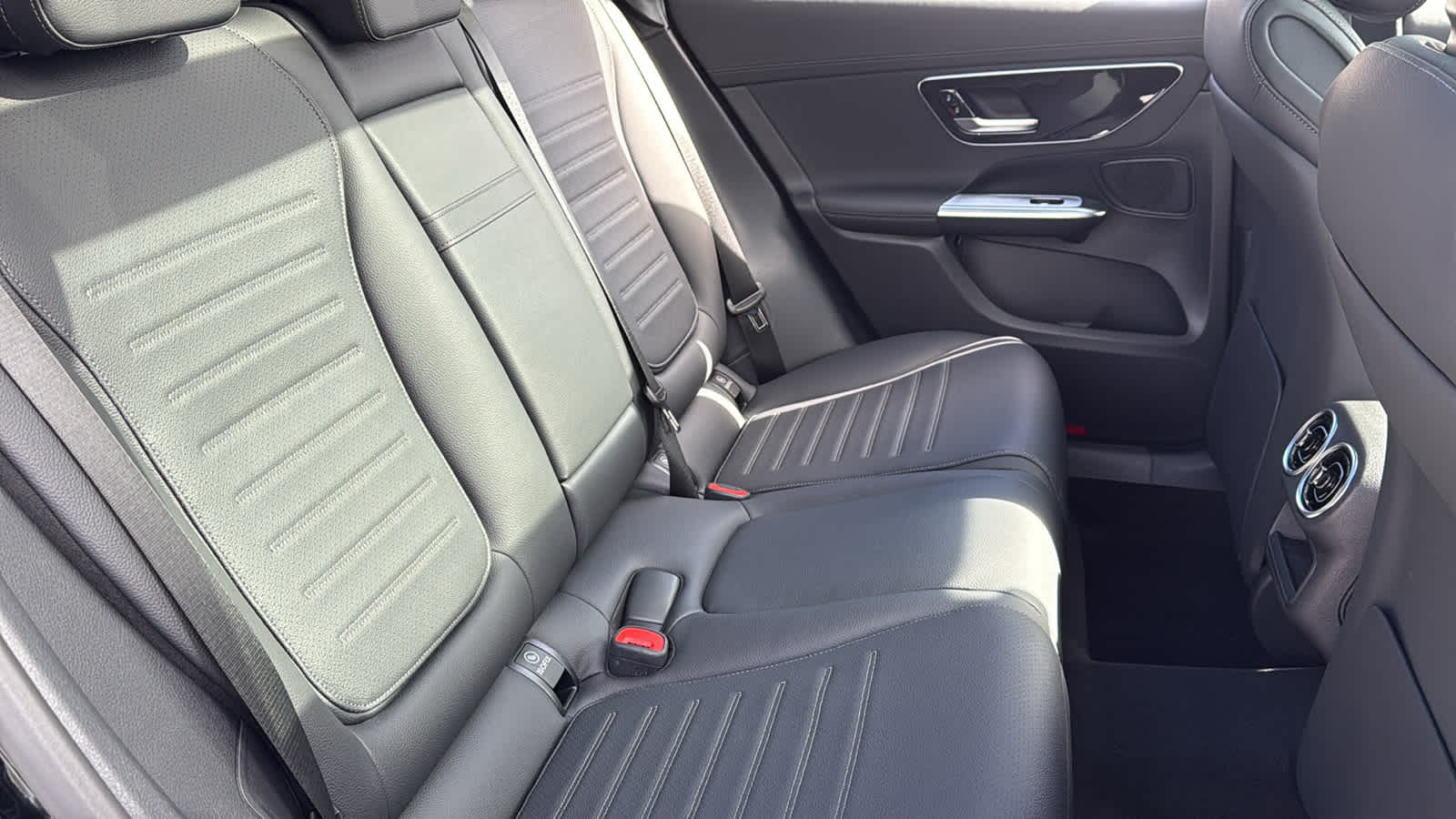 Thumbnail: 2026 Mercedes-Benz GLC - 35