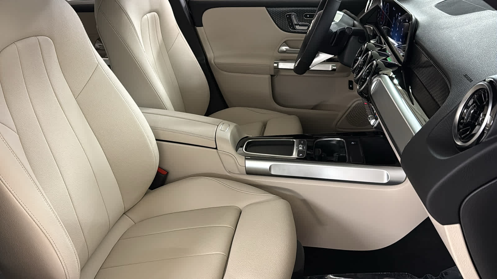 Thumbnail: 2026 Mercedes-Benz GLB - 37