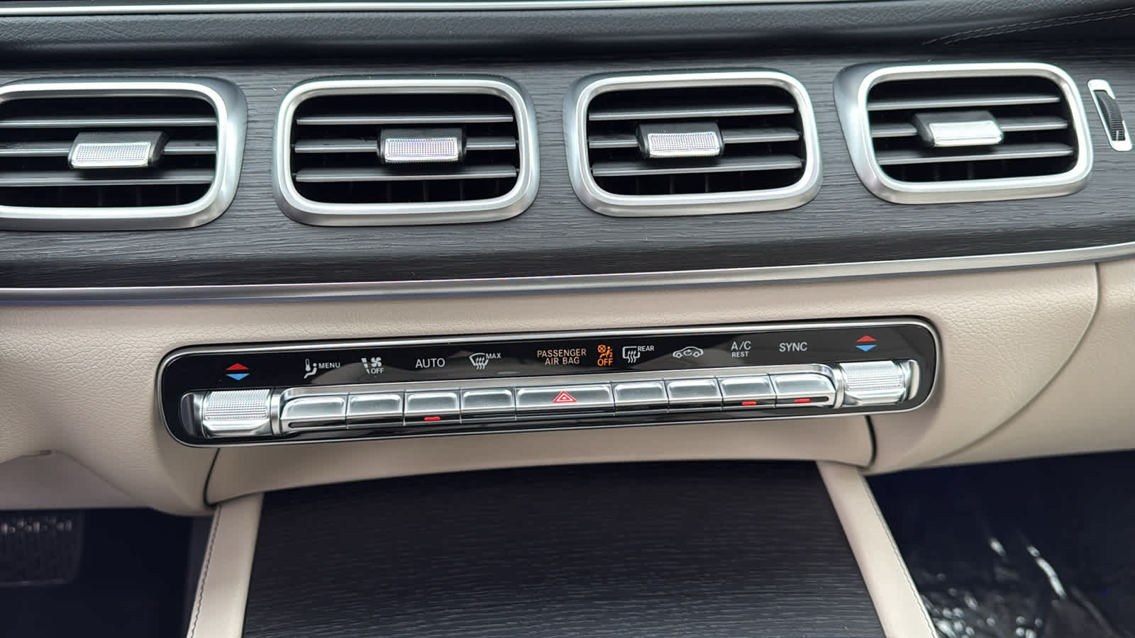 Thumbnail: 2026 Mercedes-Benz GLE - 24