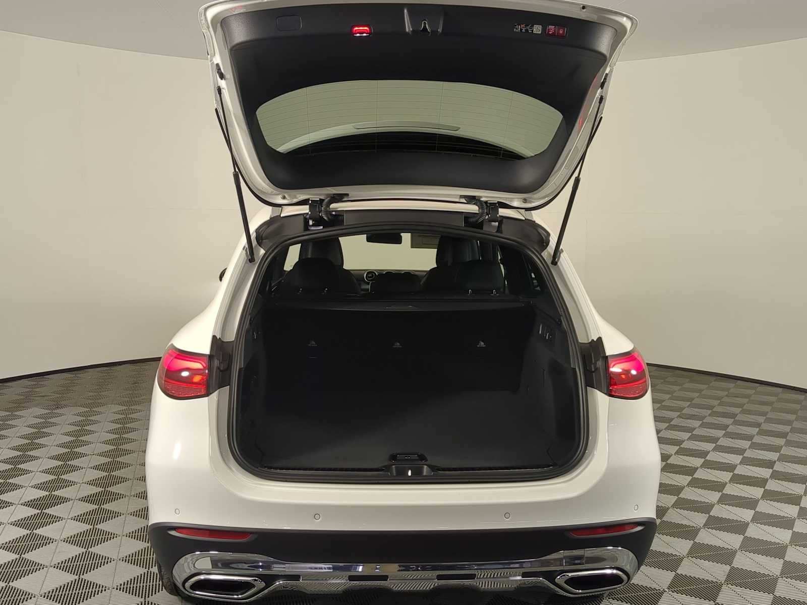 Thumbnail: 2026 Mercedes-Benz GLC - 35