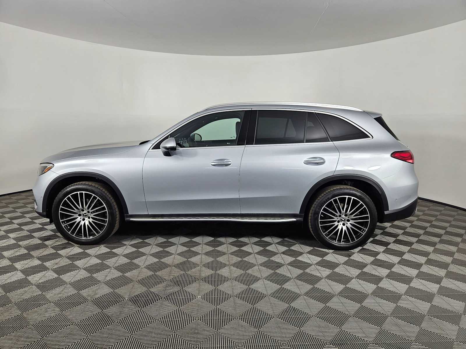 2025 Mercedes-Benz GLC 300 2