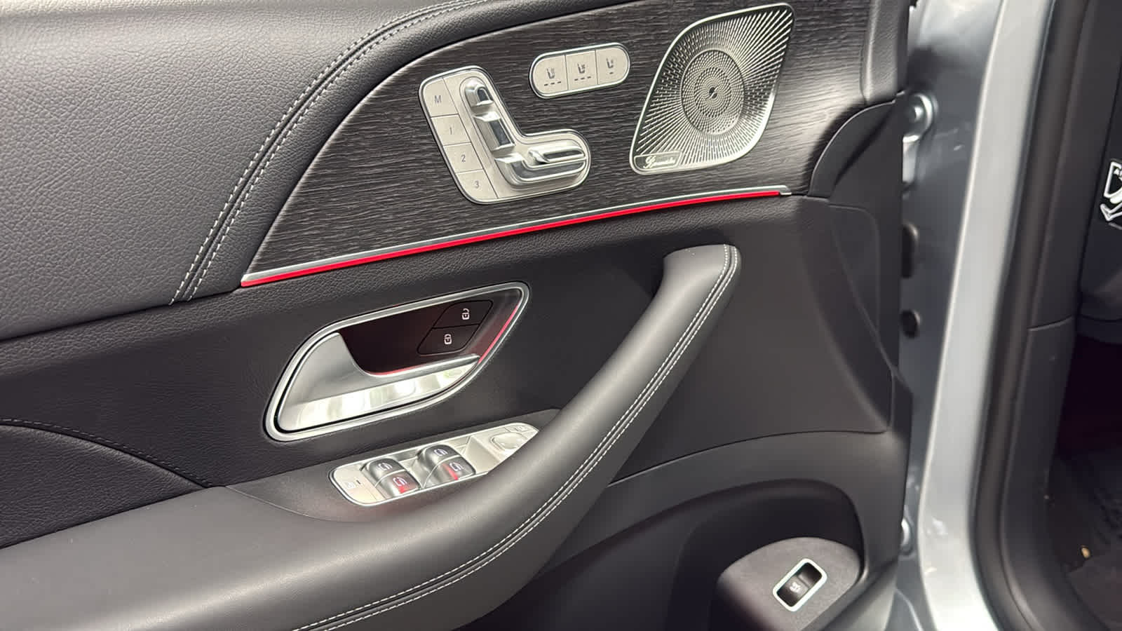 Thumbnail: 2025 Mercedes-Benz GLE - 16