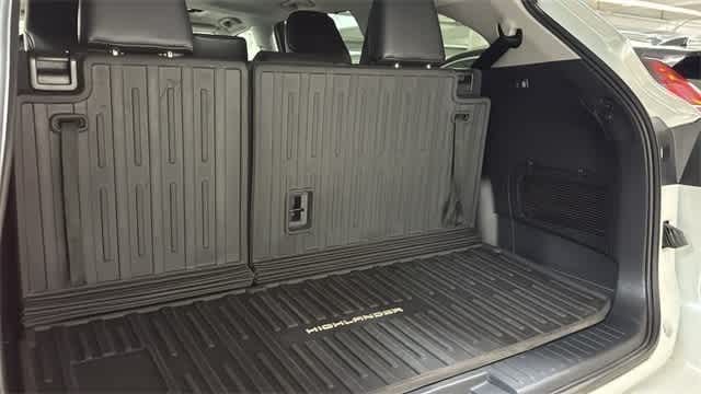 Thumbnail: 2022 Toyota Highlander - 30