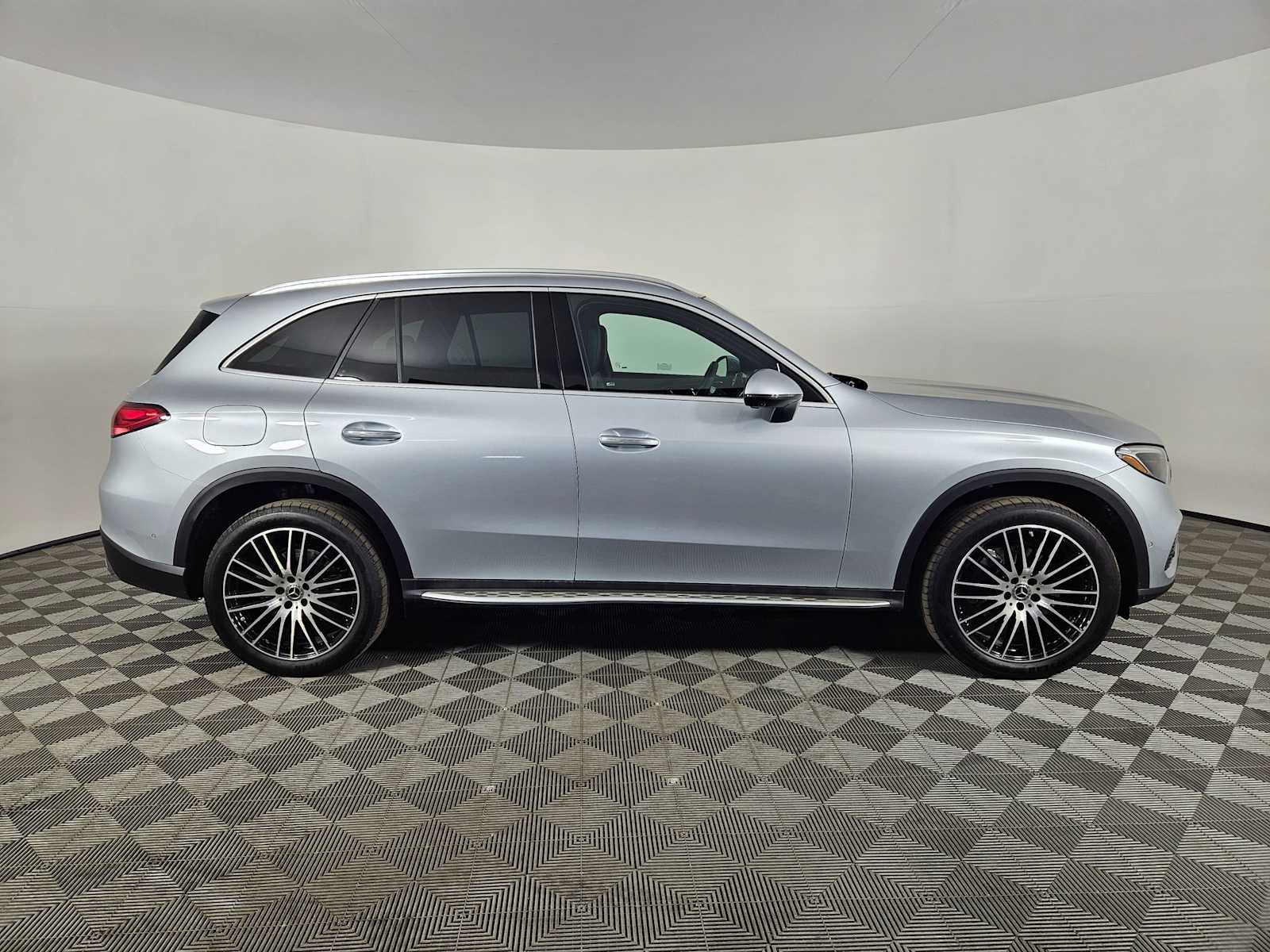 2025 Mercedes-Benz GLC 300 6