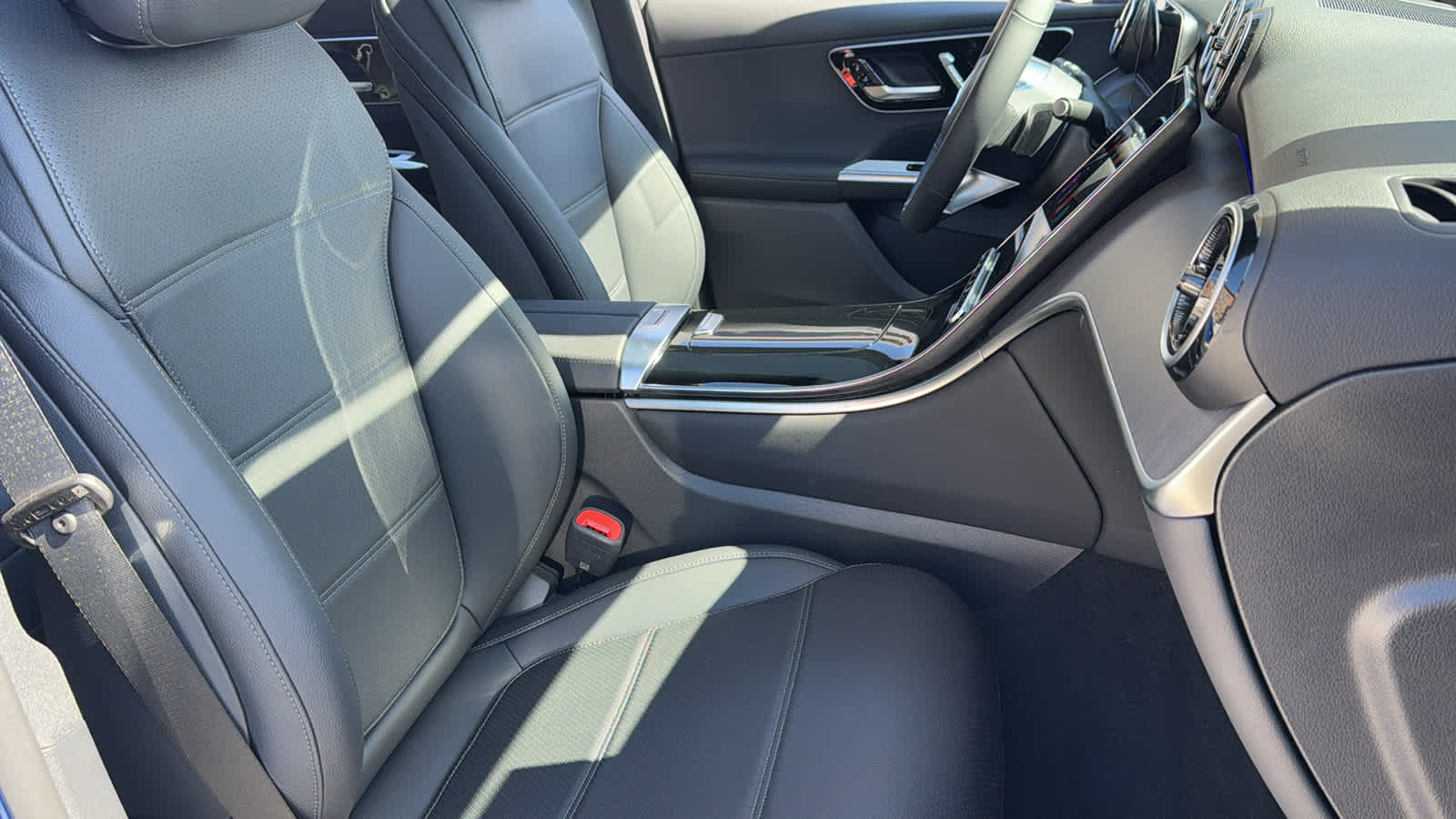 Thumbnail: 2026 Mercedes-Benz GLC - 36