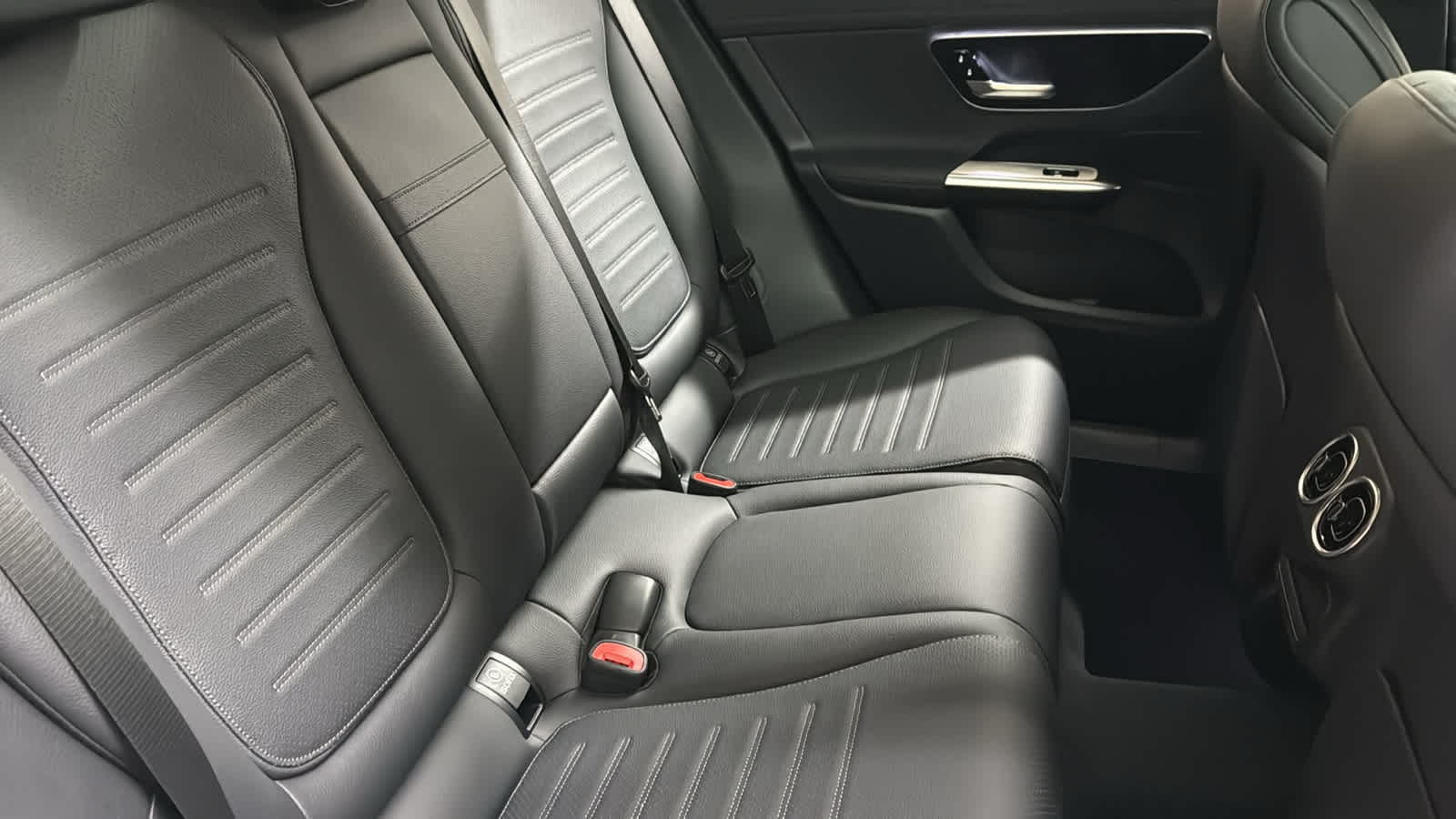 Thumbnail: 2026 Mercedes-Benz GLC - 35