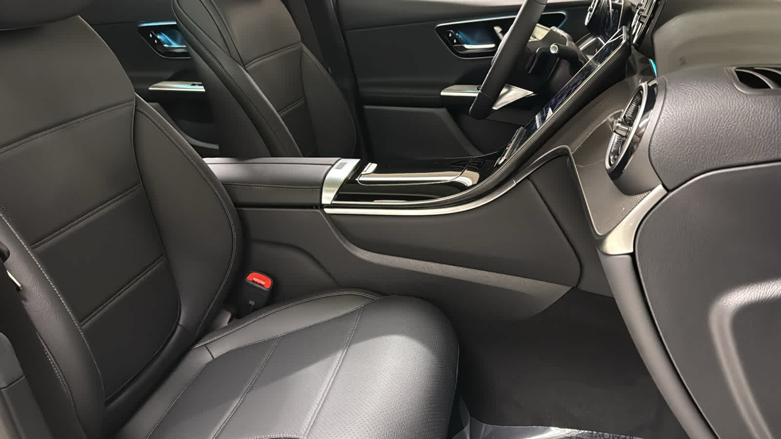 Thumbnail: 2026 Mercedes-Benz GLC - 36