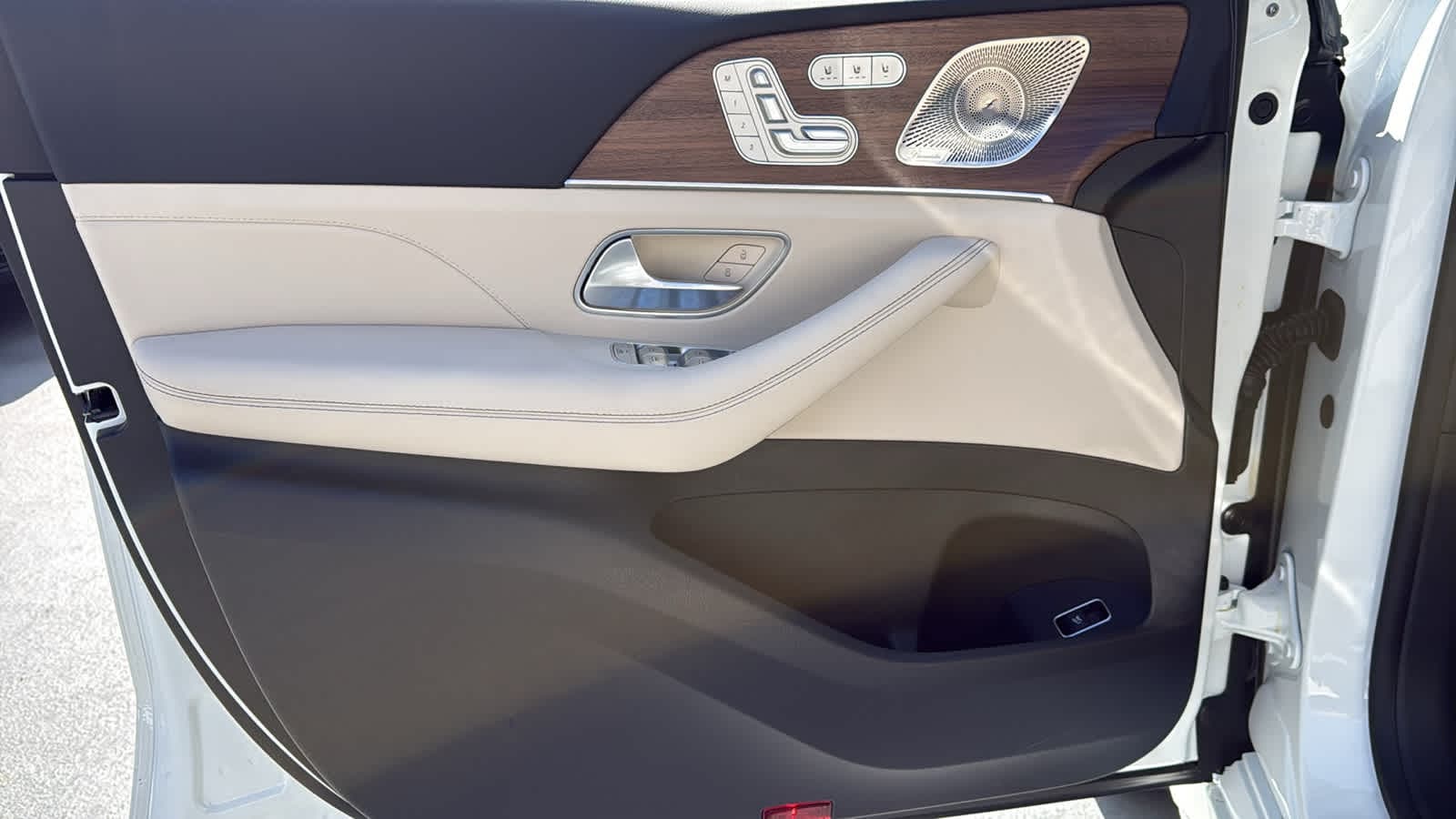 Thumbnail: 2026 Mercedes-Benz GLE - 16