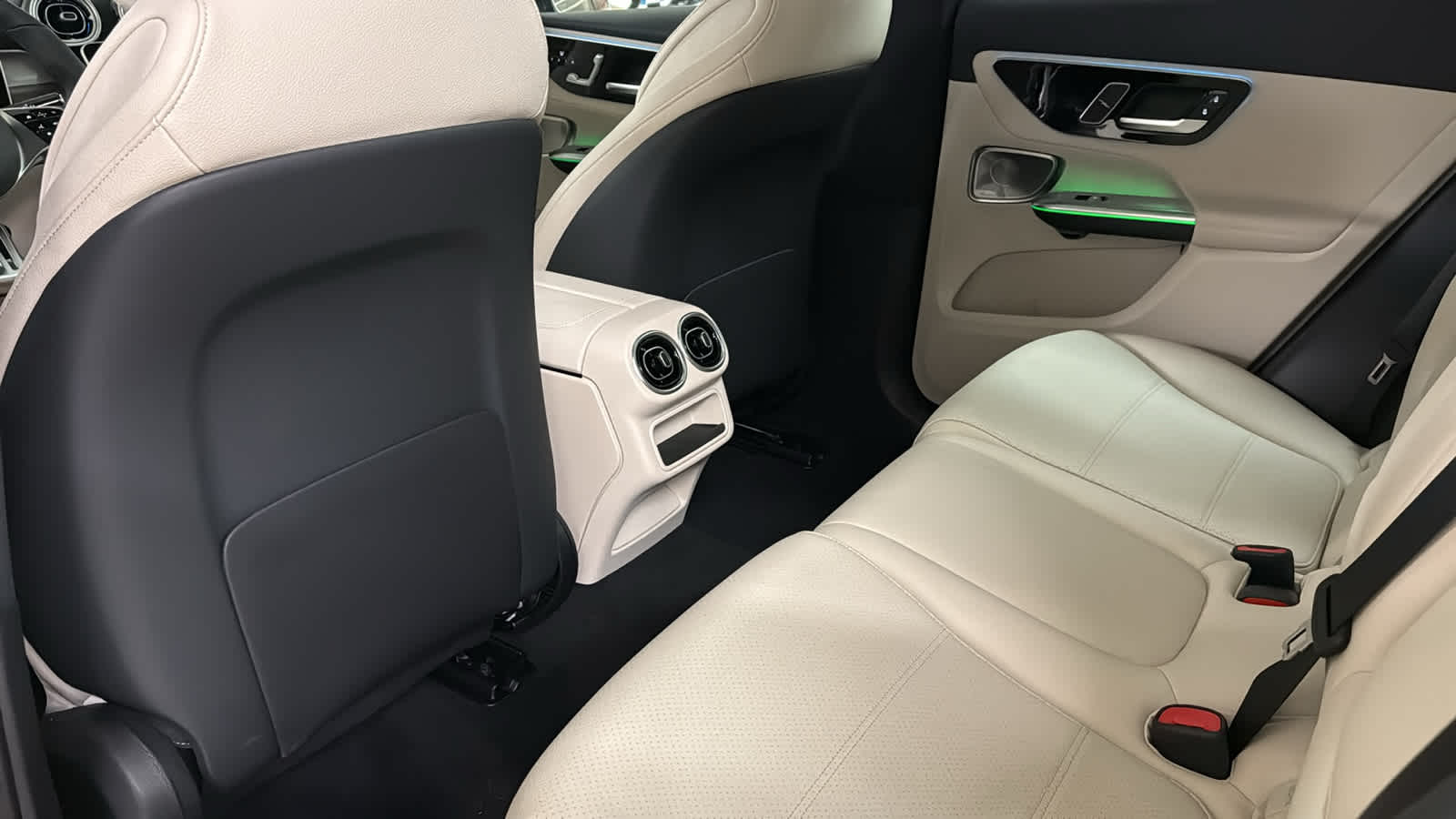 Thumbnail: 2026 Mercedes-Benz GLC - 29