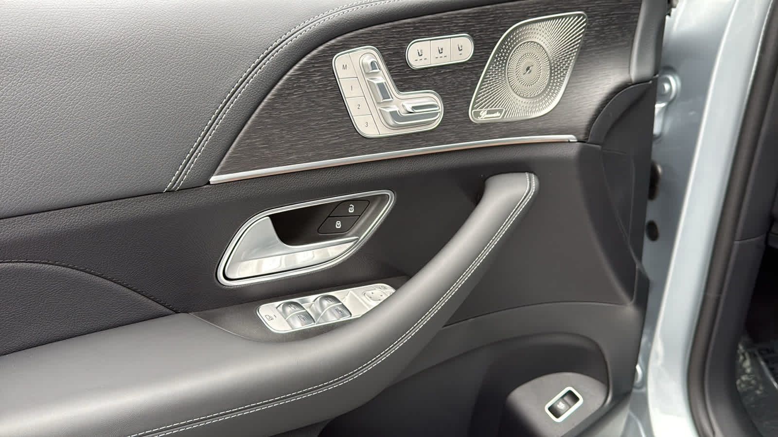 Thumbnail: 2026 Mercedes-Benz GLE - 16