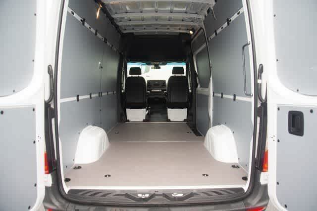 Thumbnail: 2025 Mercedes-Benz Sprinter - 36