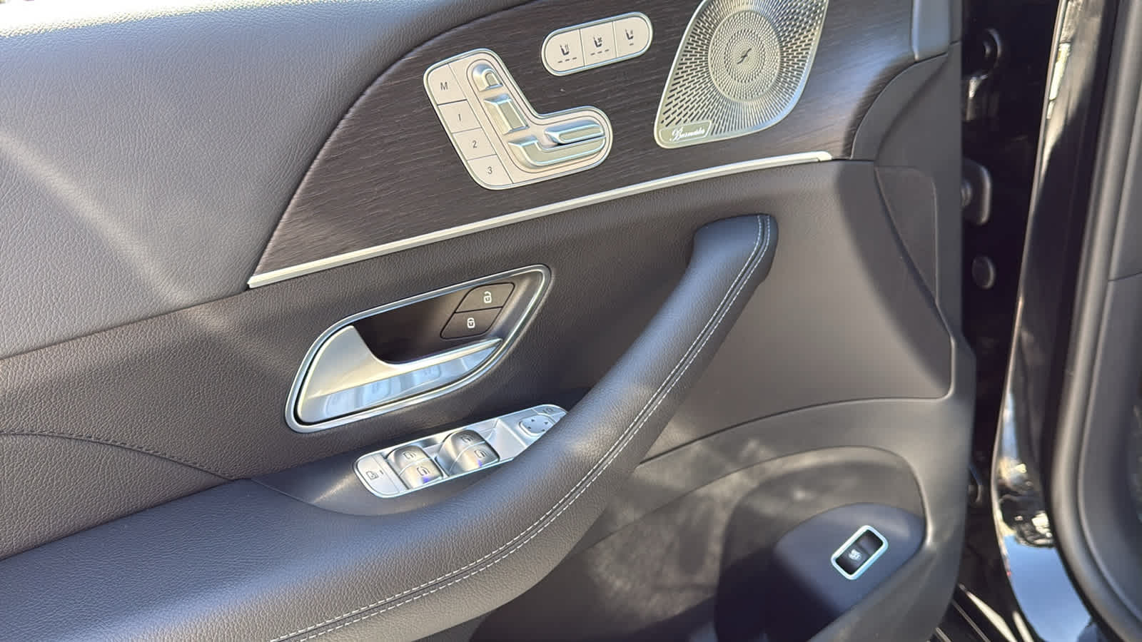 Thumbnail: 2026 Mercedes-Benz GLE - 16