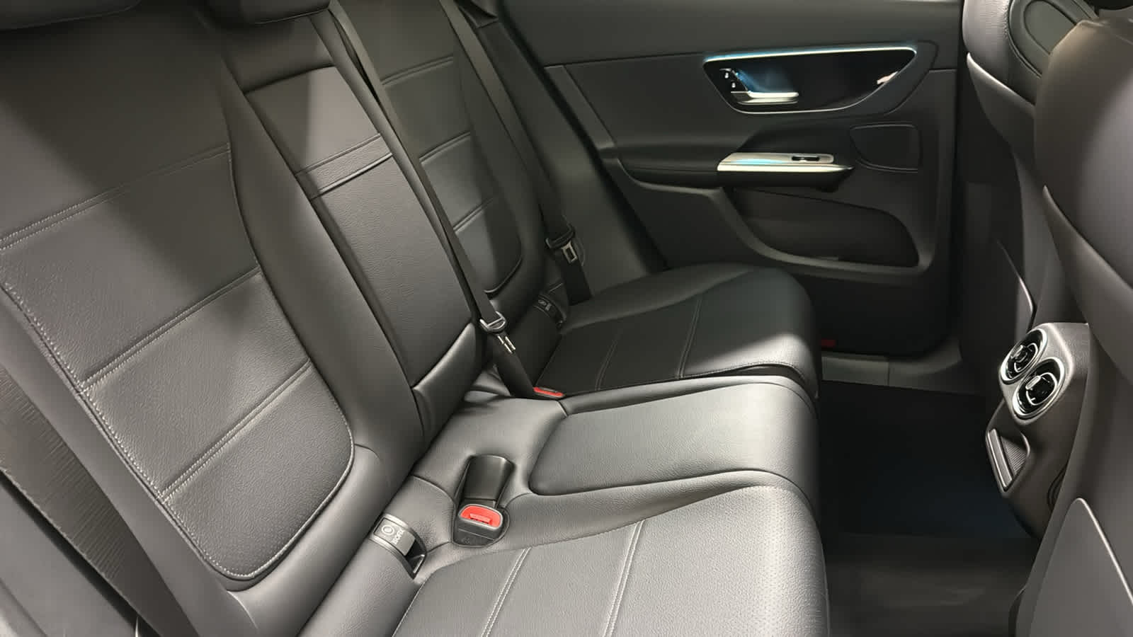 Thumbnail: 2026 Mercedes-Benz GLC - 35