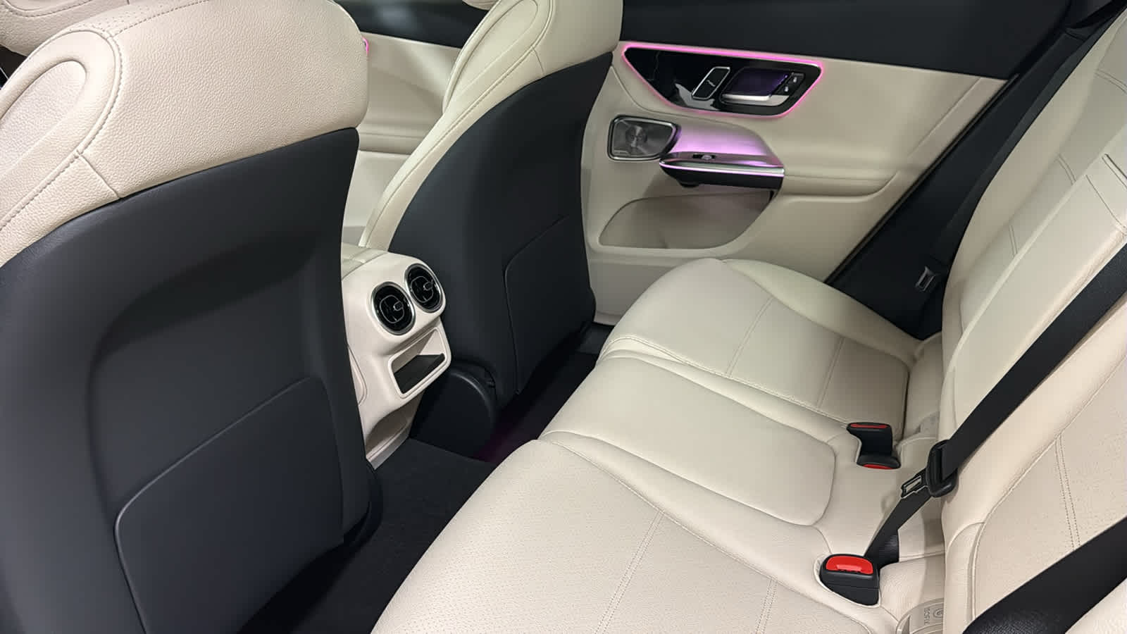 Thumbnail: 2026 Mercedes-Benz GLC - 31