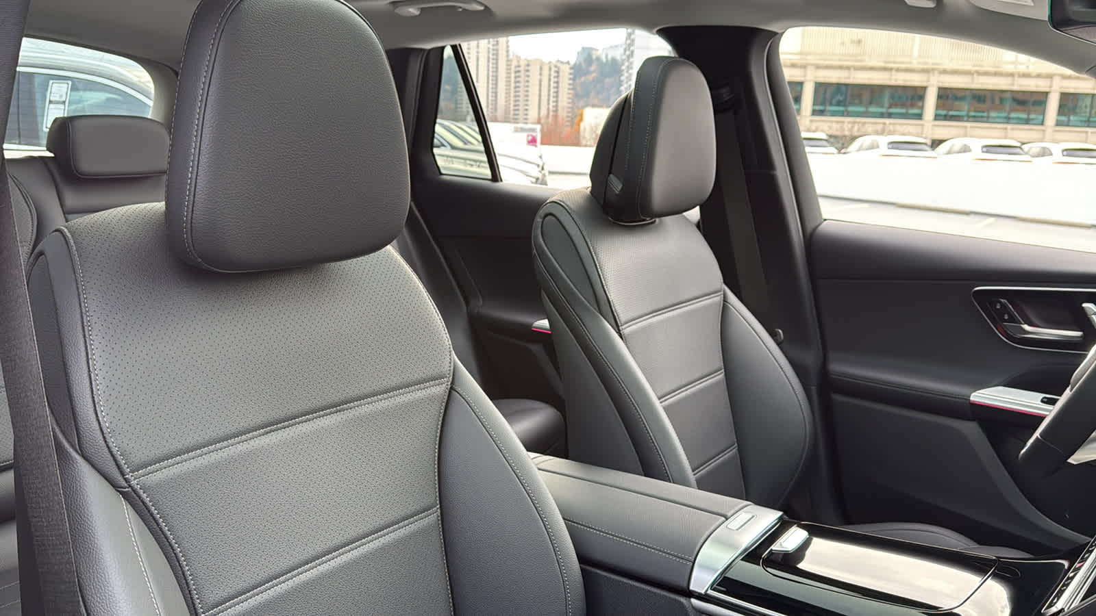 Thumbnail: 2025 Mercedes-Benz GLC - 33