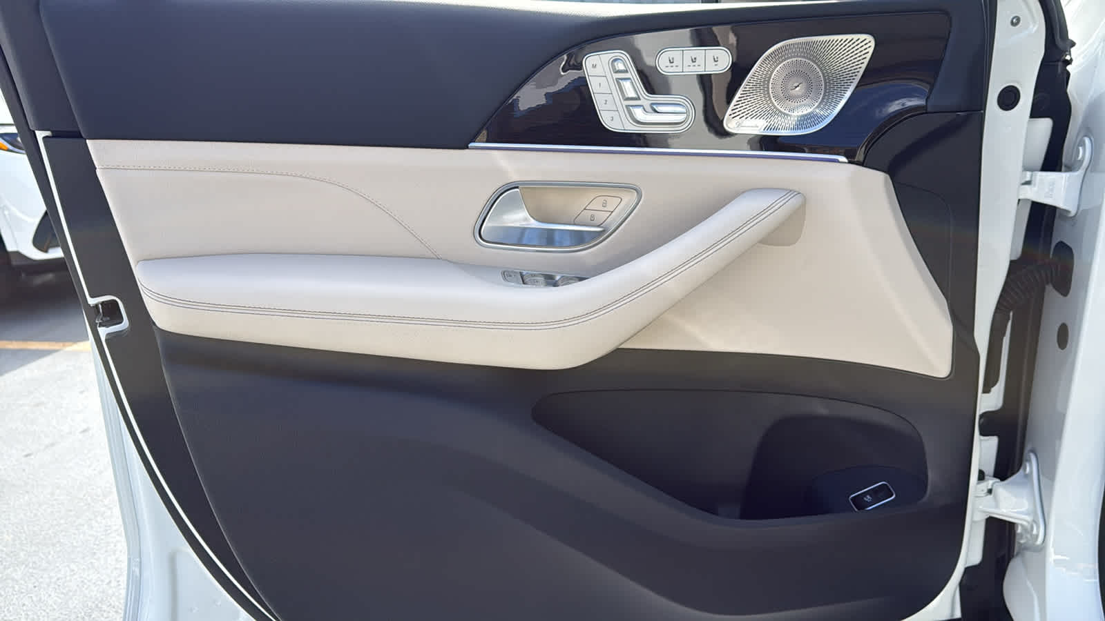 Thumbnail: 2026 Mercedes-Benz GLE - 16