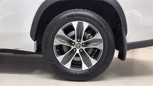 Thumbnail: 2022 Toyota Highlander - 11