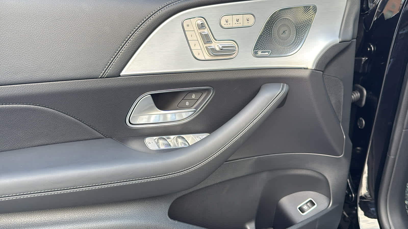 Thumbnail: 2025 Mercedes-Benz GLE - 15