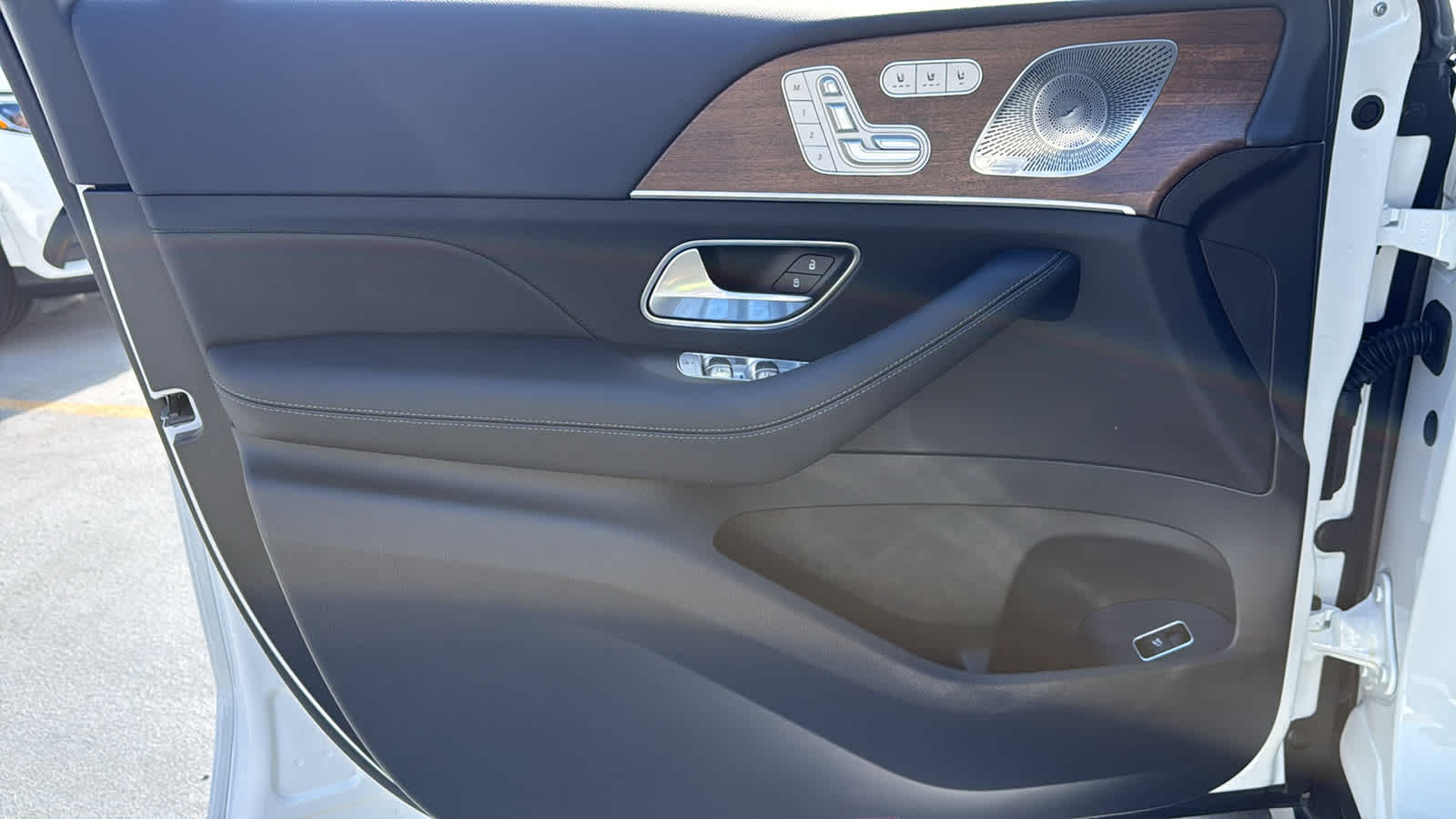 Thumbnail: 2026 Mercedes-Benz GLE - 16