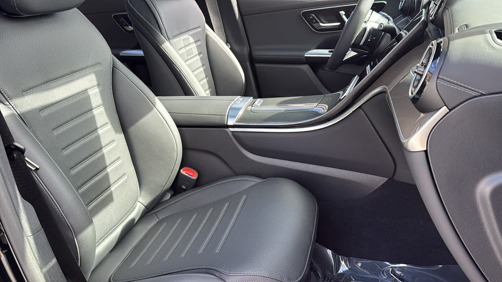 Thumbnail: 2026 Mercedes-Benz GLC - 36