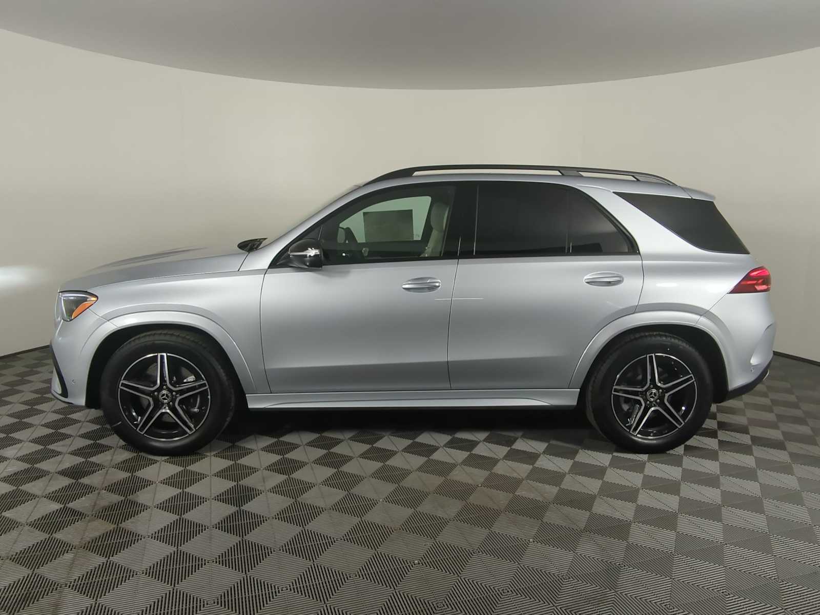 Thumbnail: 2026 Mercedes-Benz GLE - 2