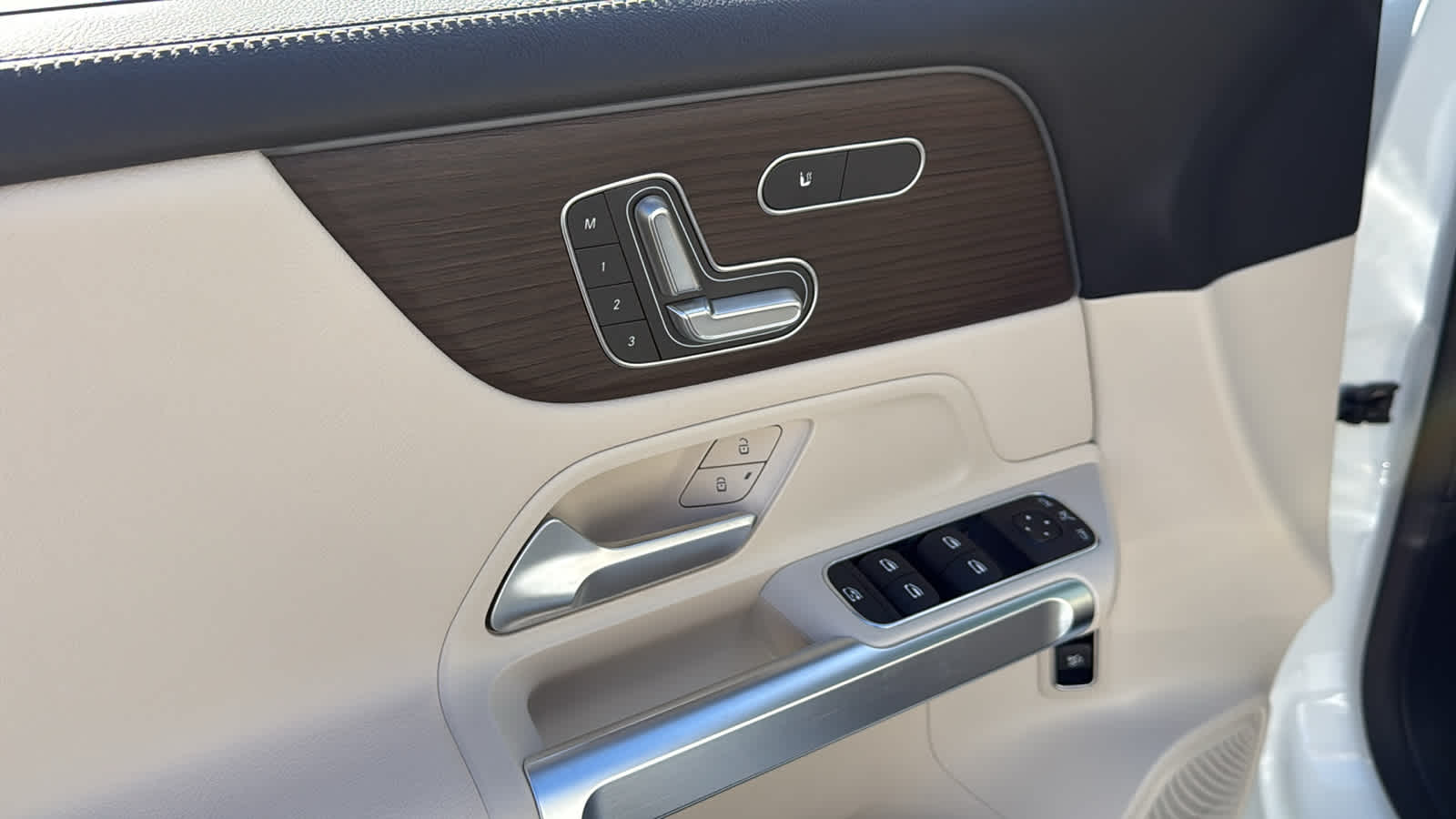 Thumbnail: 2025 Mercedes-Benz GLB - 20