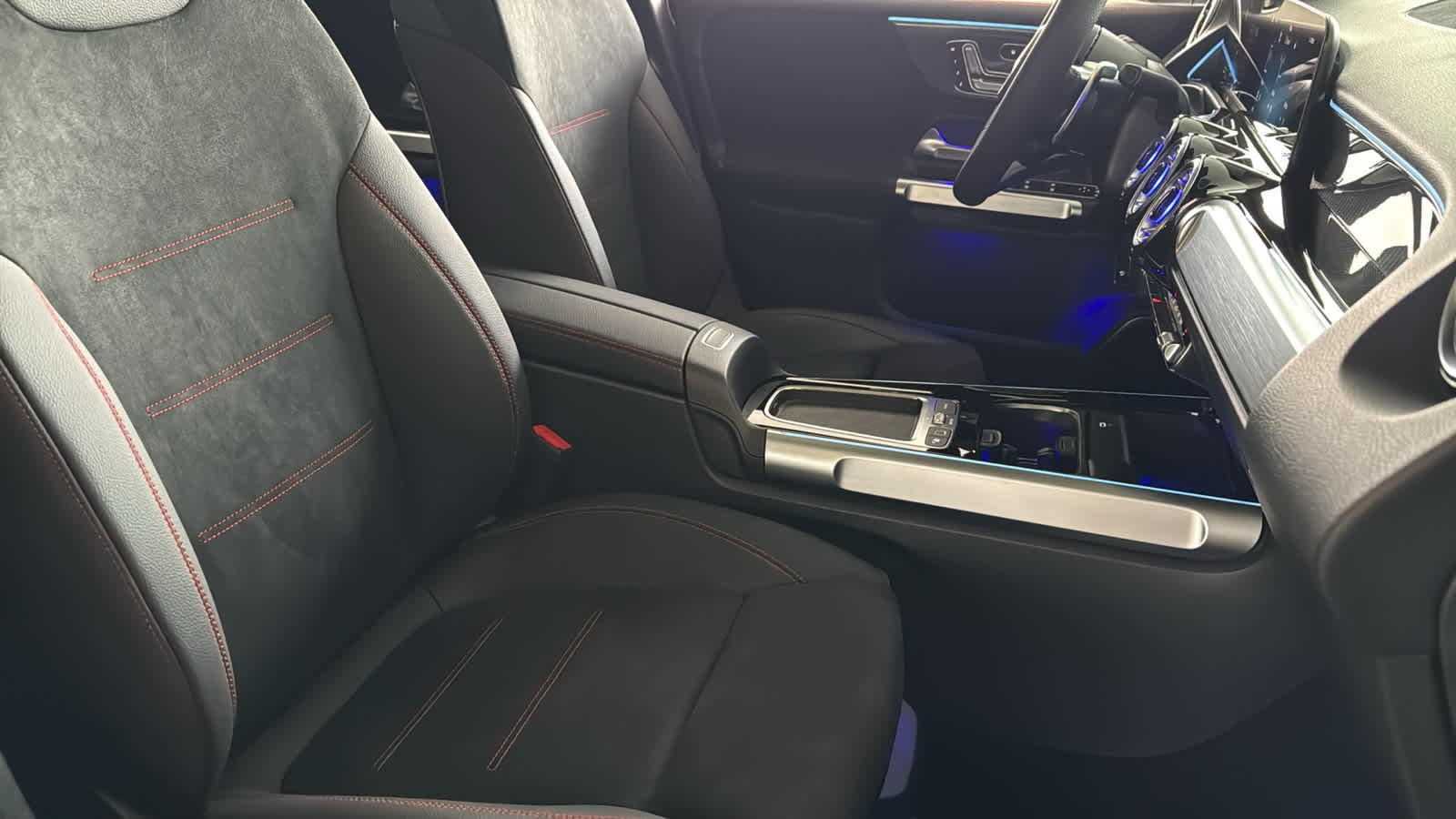 Thumbnail: 2026 Mercedes-Benz GLB - 35