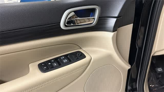 Thumbnail: 2022 Jeep Grand Cherokee - 12