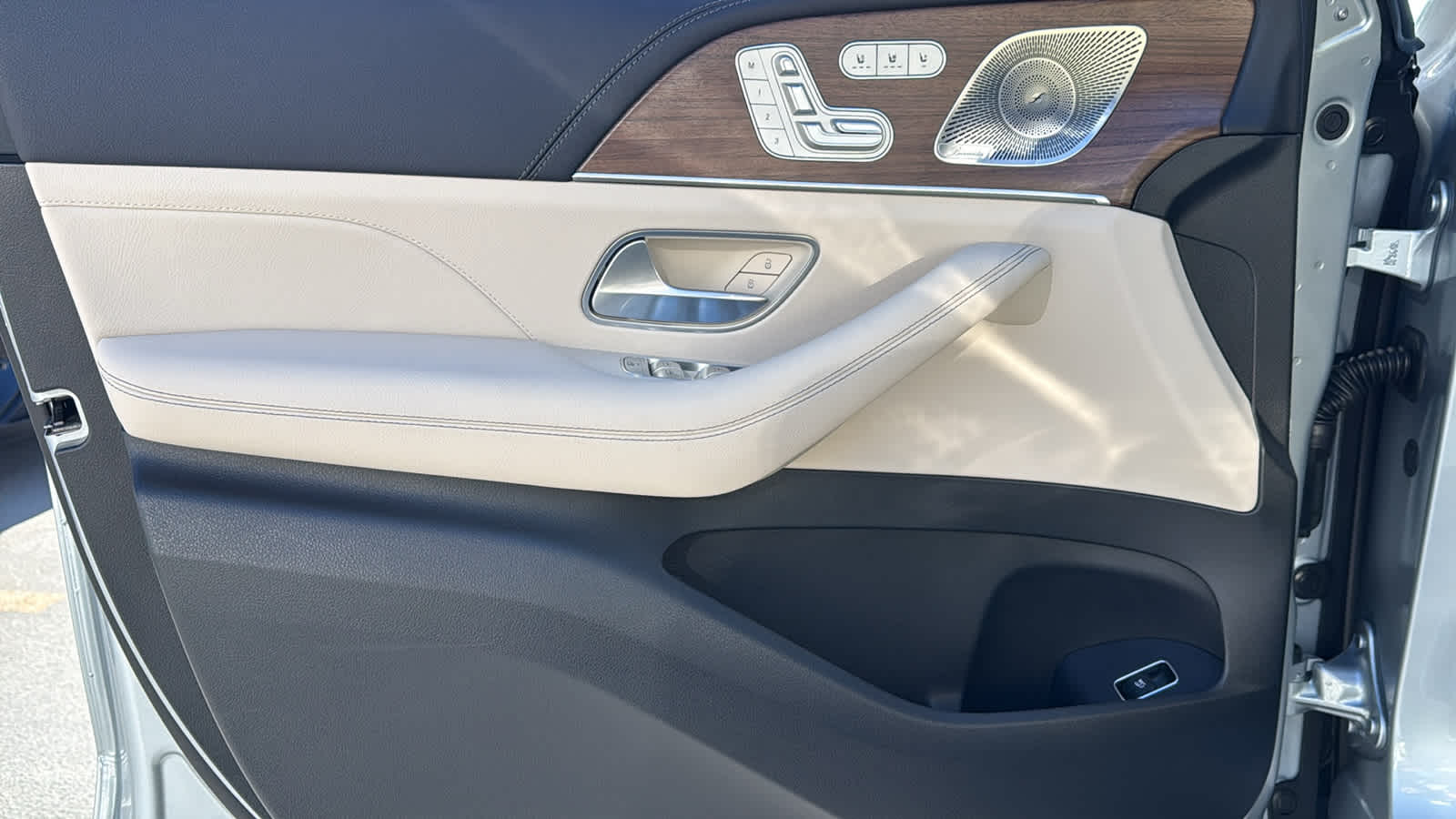 Thumbnail: 2026 Mercedes-Benz GLE - 15