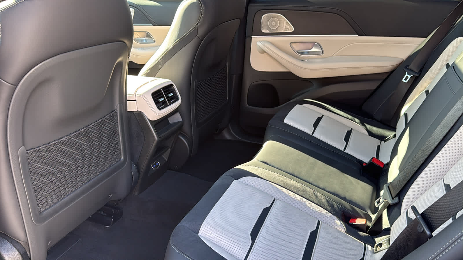 Thumbnail: 2026 Mercedes-Benz GLE - 30