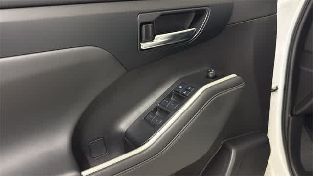 Thumbnail: 2022 Toyota Highlander - 14