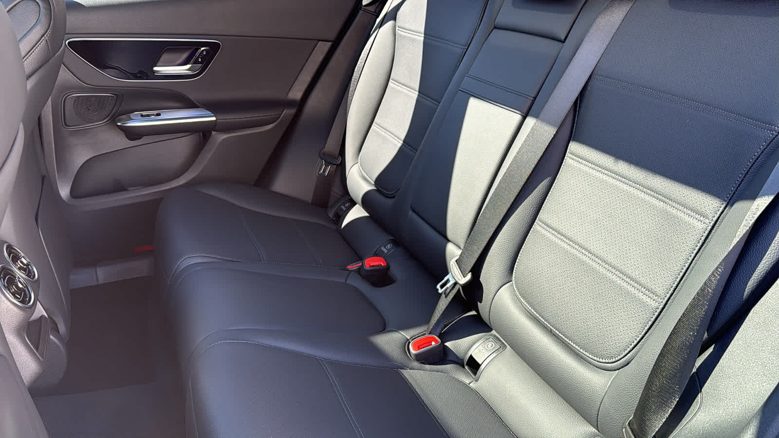 Thumbnail: 2026 Mercedes-Benz GLC - 31