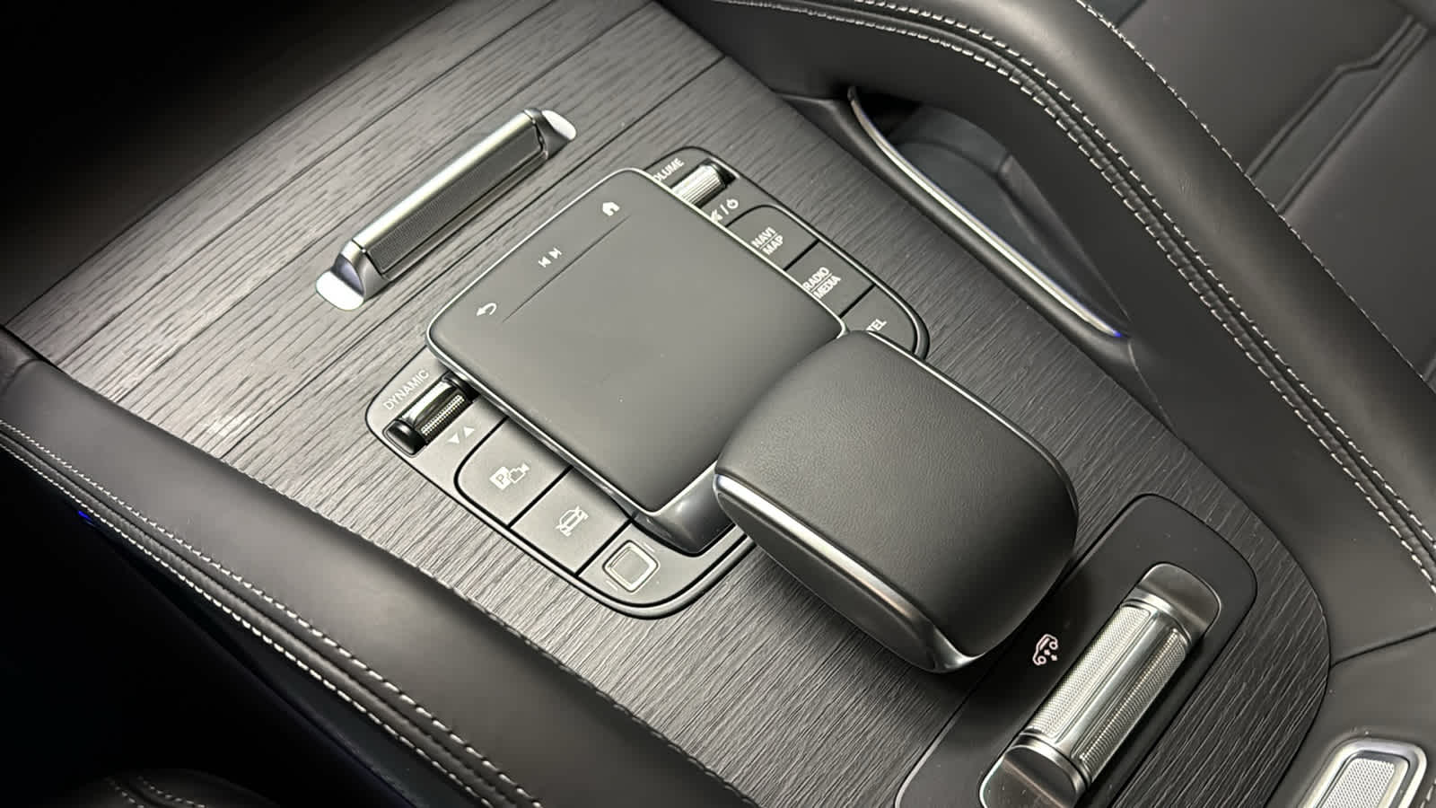 Thumbnail: 2026 Mercedes-Benz GLE - 22