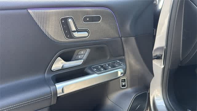 Thumbnail: 2021 Mercedes-Benz GLB - 33