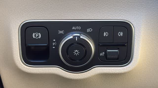 Thumbnail: 2025 Mercedes-Benz GLB - 16