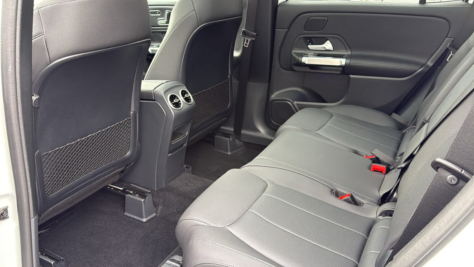 Thumbnail: 2025 Mercedes-Benz GLB - 37