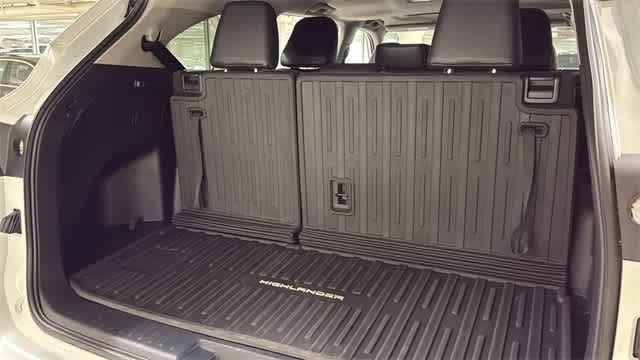 Thumbnail: 2022 Toyota Highlander - 31