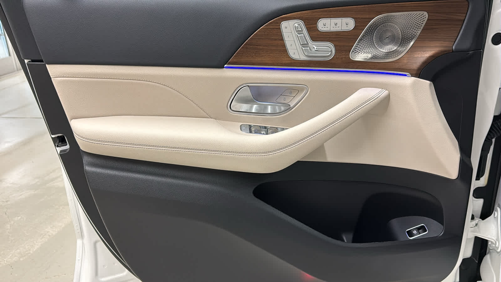 Thumbnail: 2026 Mercedes-Benz GLE - 16