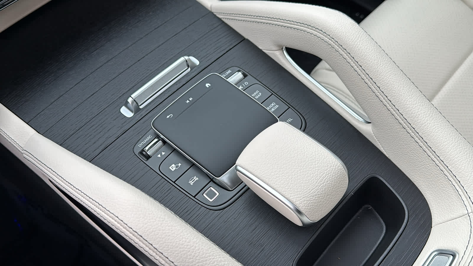 Thumbnail: 2026 Mercedes-Benz GLE - 25