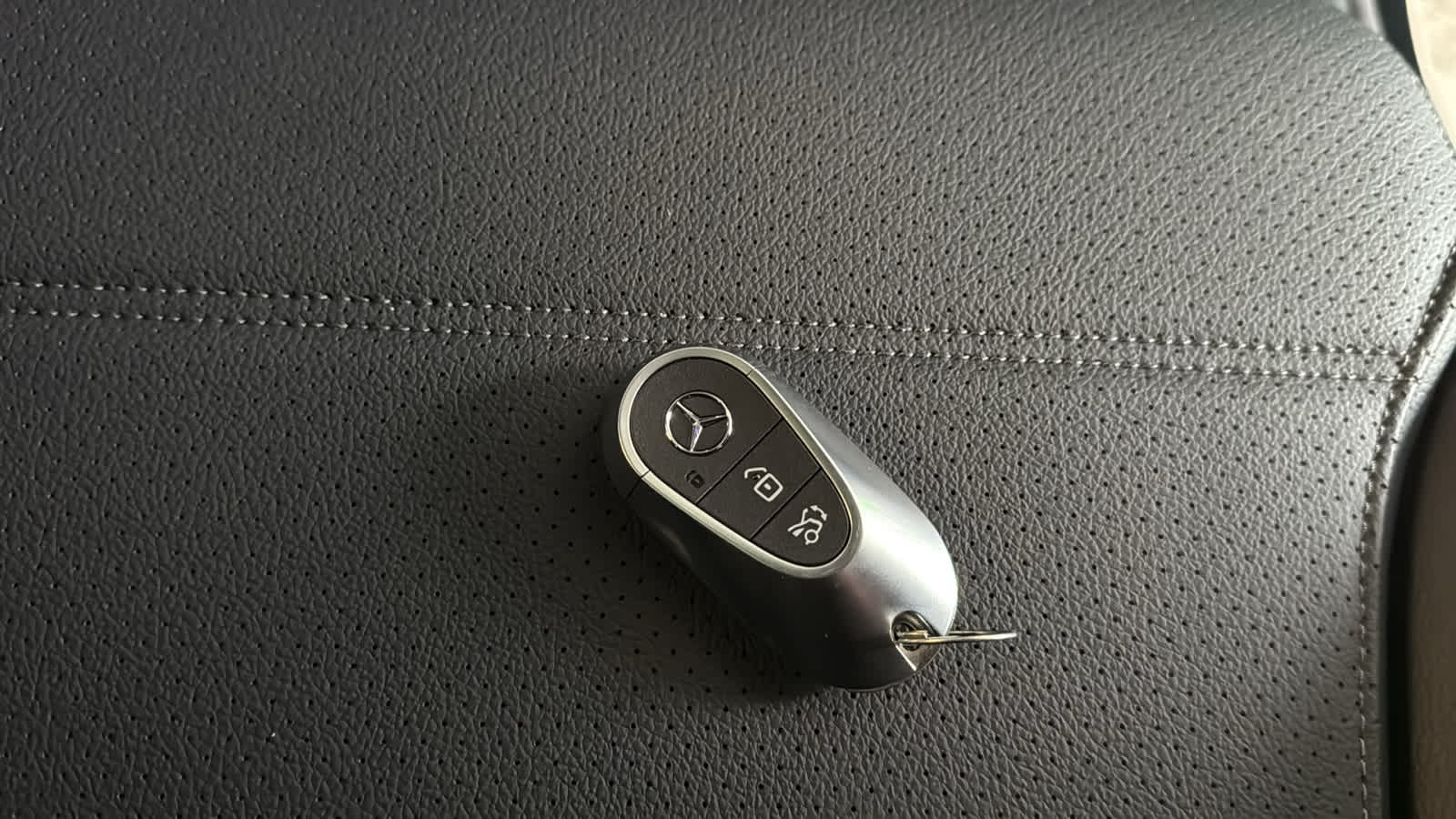 Thumbnail: 2025 Mercedes-Benz GLC - 36