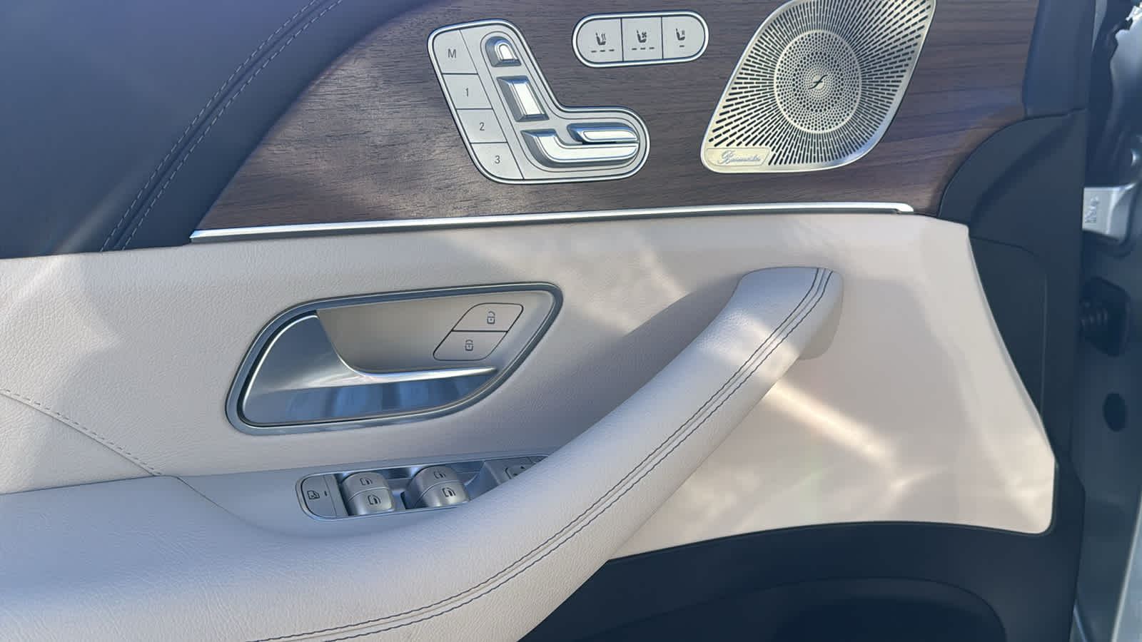 Thumbnail: 2026 Mercedes-Benz GLE - 16